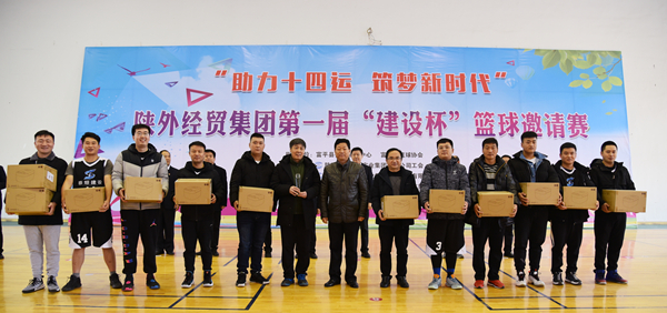 11中共富平縣委常委、政法委書記杜銀虎為第二名獲獎(jiǎng)隊(duì)頒獎(jiǎng)_副本.jpg